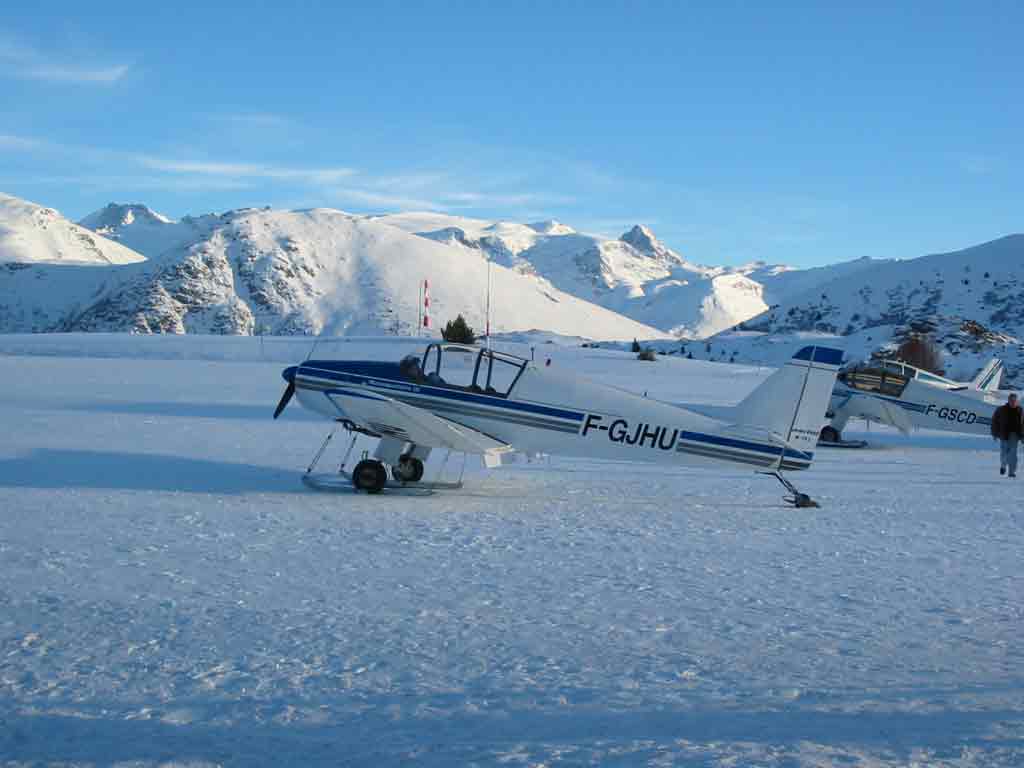 Fonds d'cran Avions Avions privs Sur Skis, videmment!