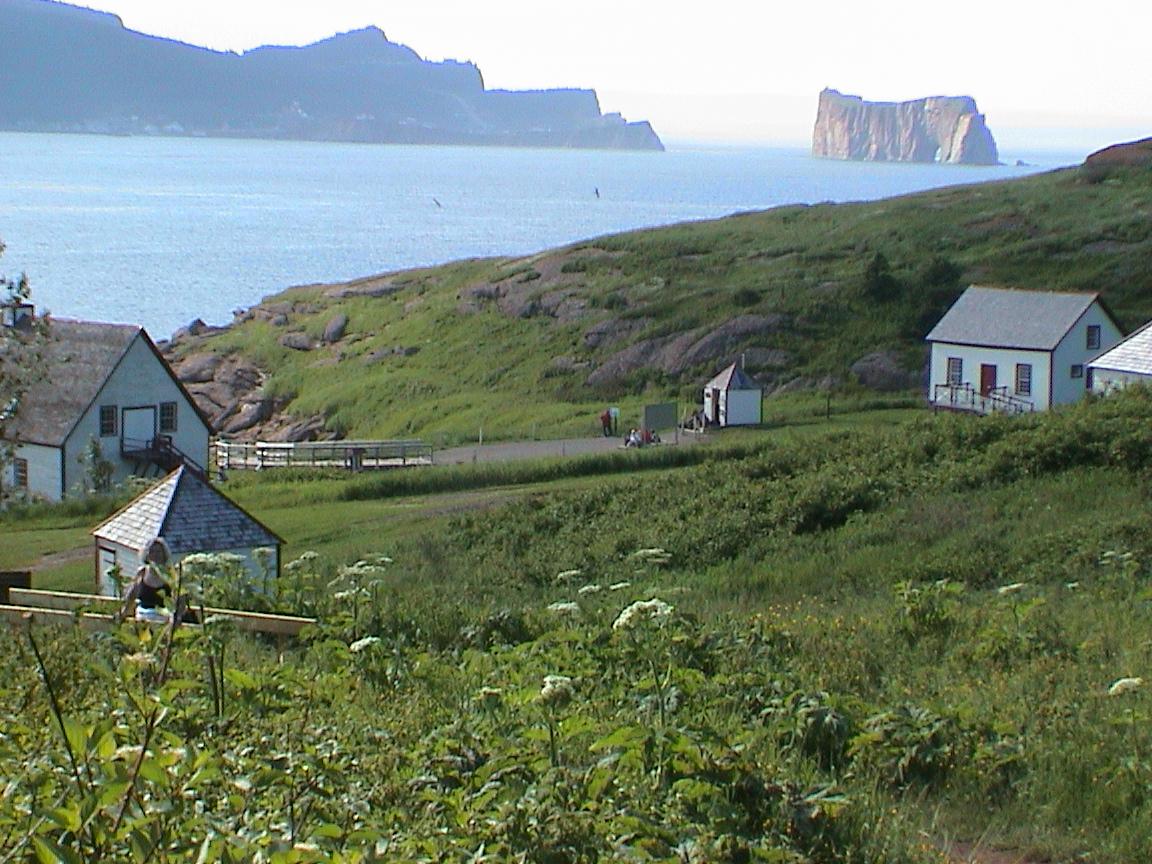 Fonds d'cran Nature Paysages Maison sur la colline