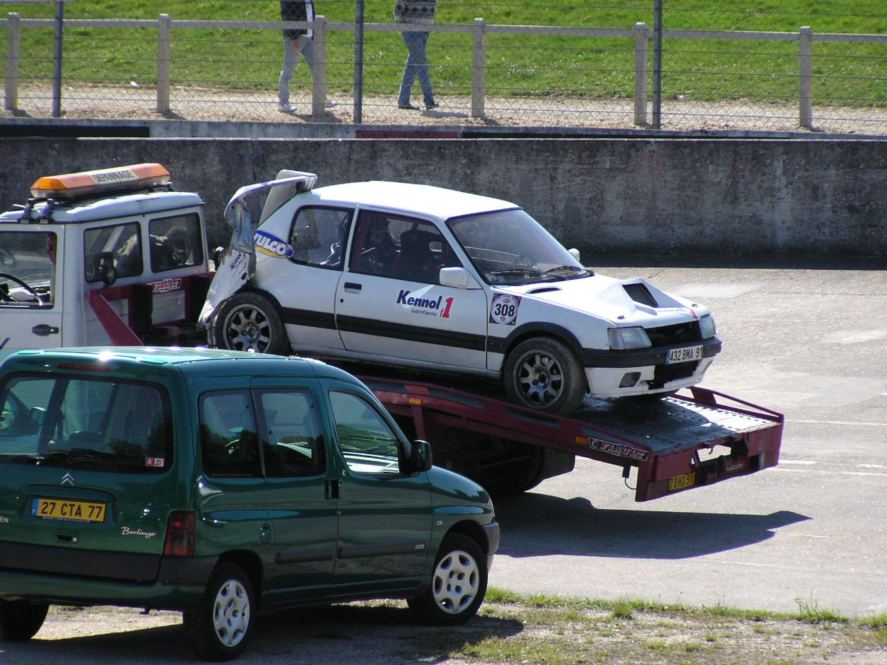 Wallpapers Cars Peugeot 205 T16 avec un ptit choc arriere!!