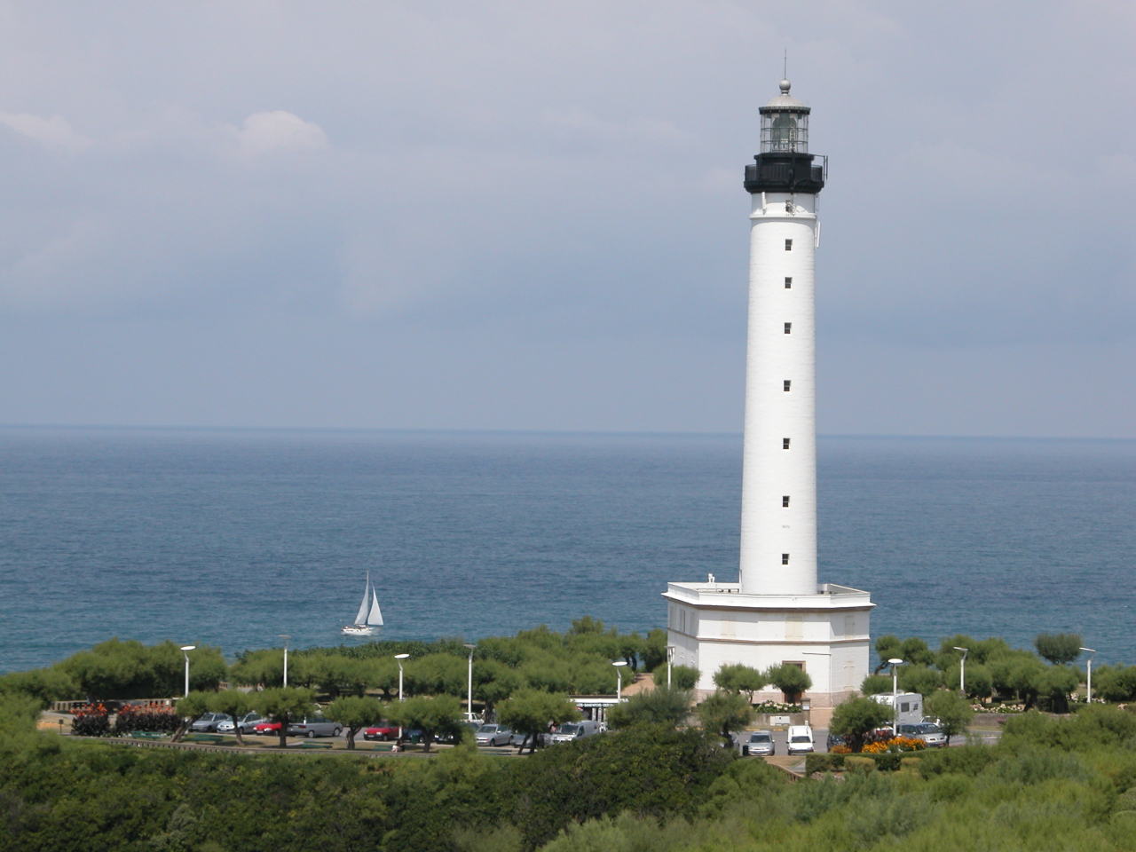 Fonds d'cran Constructions et architecture Phares Phare de Biarritz et petit voilier