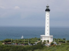 Fonds d'cran Constructions et architecture Phare de Biarritz et petit voilier