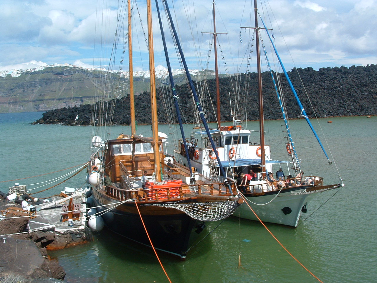 Fonds d'cran Bateaux Voiliers En descendant du Volcan de San Torini