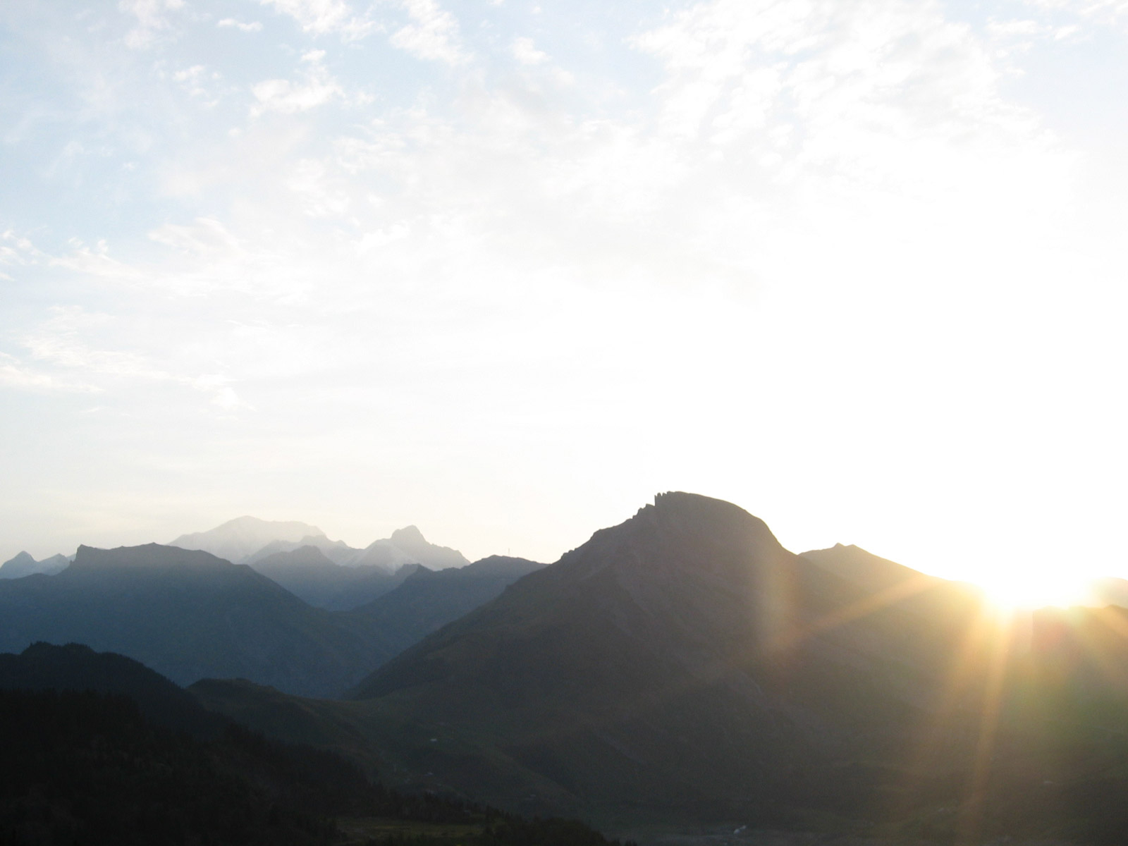 Fonds d'cran Nature Montagnes Lever de soleil en Savoie