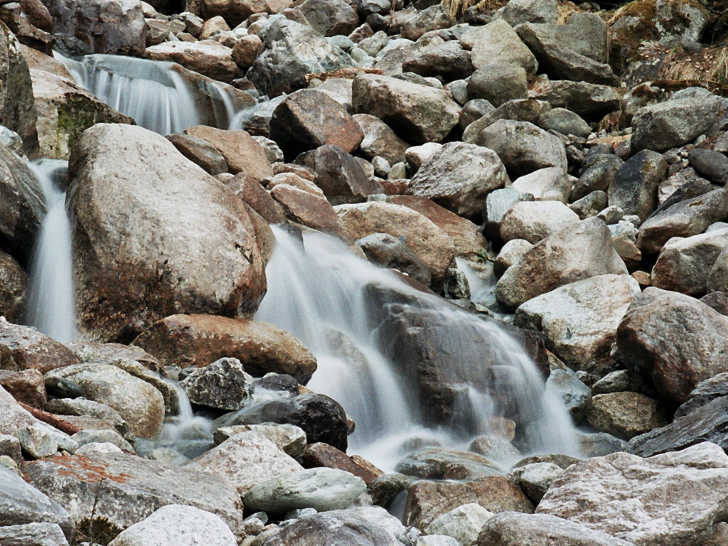 Fonds d'cran Nature Montagnes Riviere et Roche.