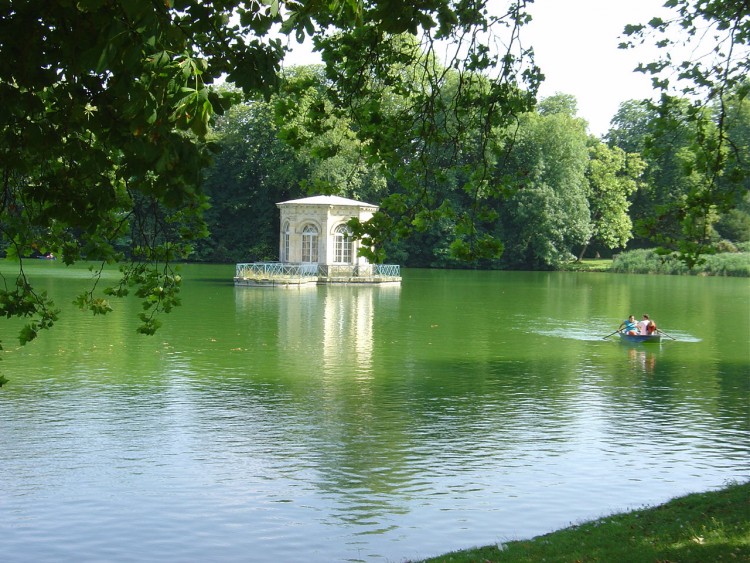 Wallpapers Trips : Europ France > Ile-de-France Canotage sur l'tang du chteau de Fontainebleau