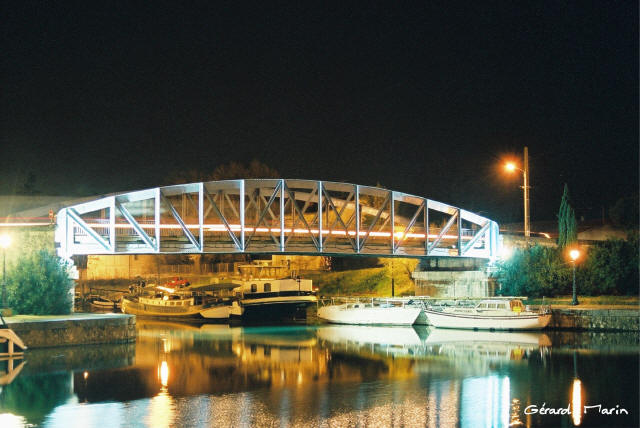 Fonds d'cran Voyages : Europe France > Provence-Alpes-Cte d'Azur C\\\'est beau une ville la nuit: Beaucaire (30)