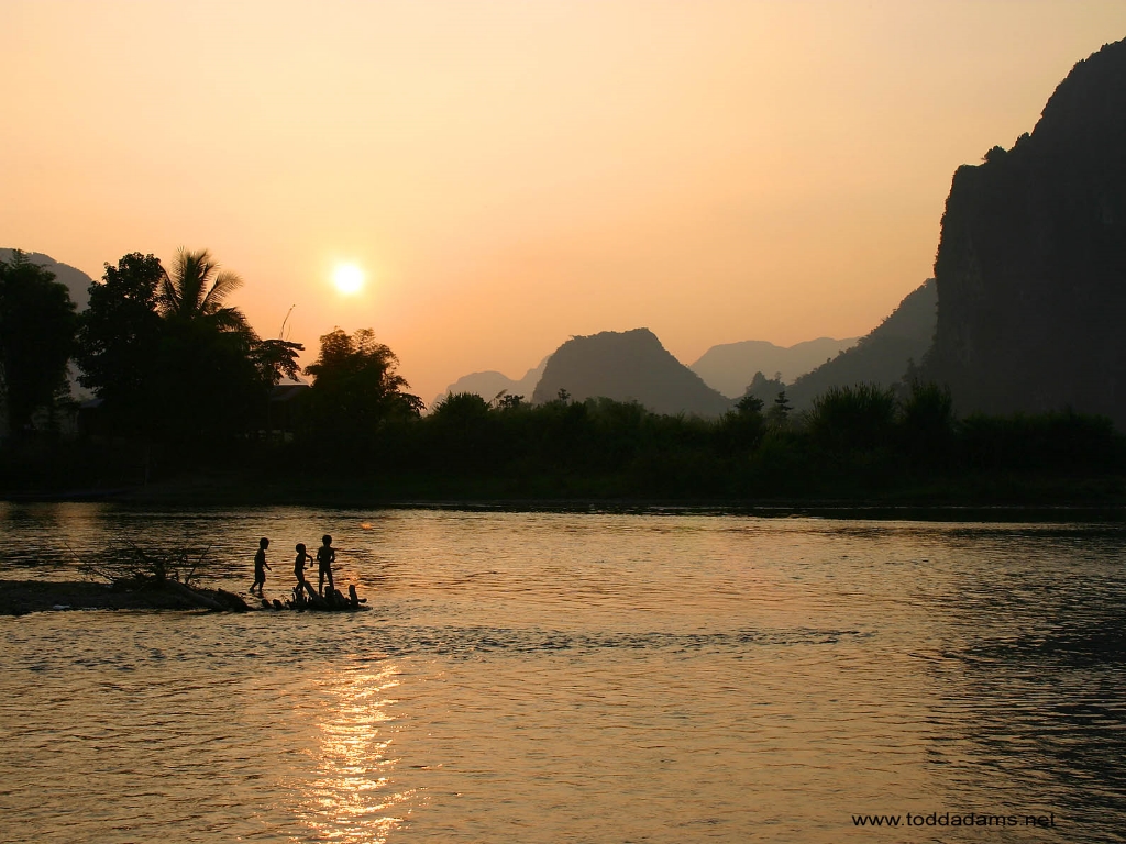 Fonds d'cran Nature Couchers et levers de Soleil Enfants prs de l'eau