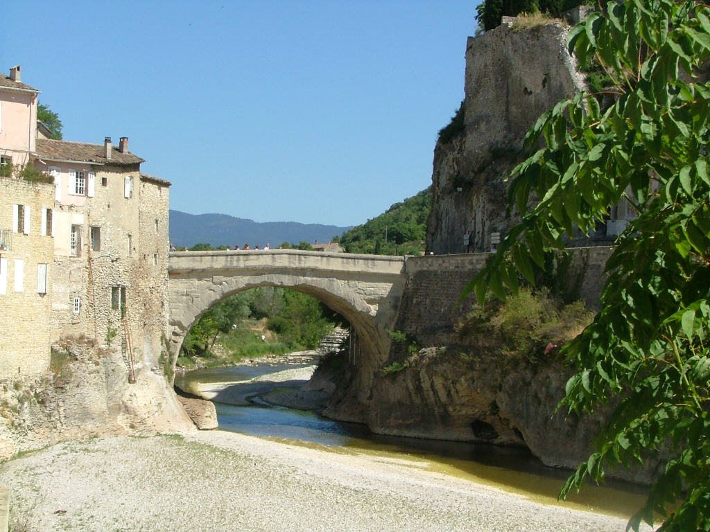 Fonds d'cran Voyages : Europe France > Provence-Alpes-Cte d'Azur sous le pond inond par la crue