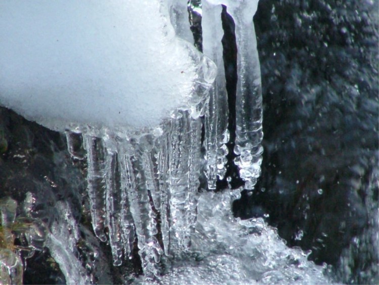 Fonds d'cran Nature Saisons - Hiver la glace d'une rivire