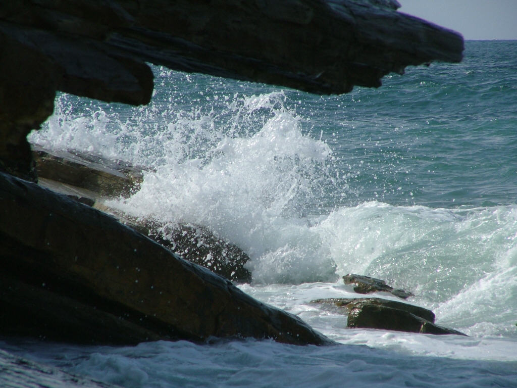 Fonds d'cran Nature Mers - Ocans - Plages vague sur rocher