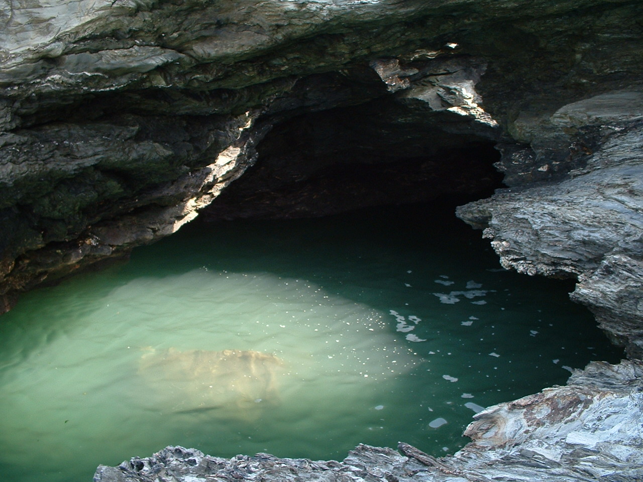 Fonds d'cran Nature Eau Dans les rochers