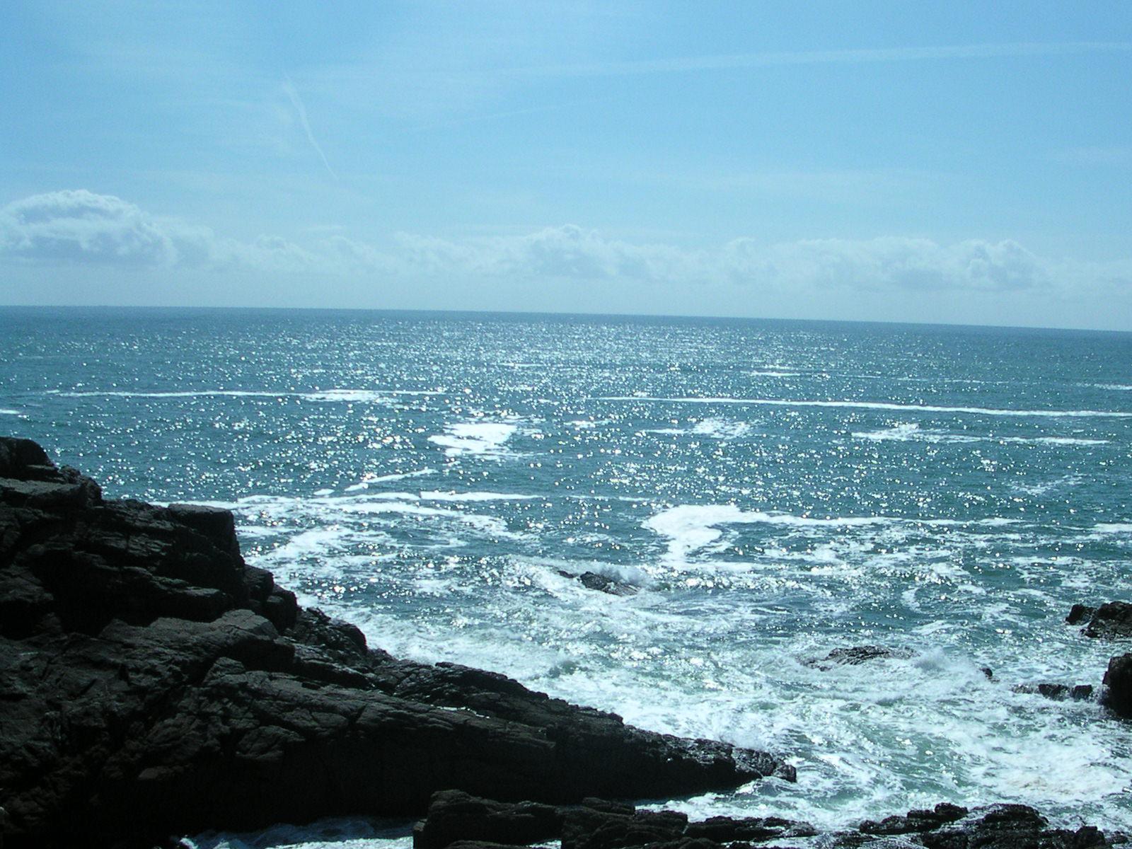 Fonds d'cran Nature Mers - Ocans - Plages Rocher en bord de mer