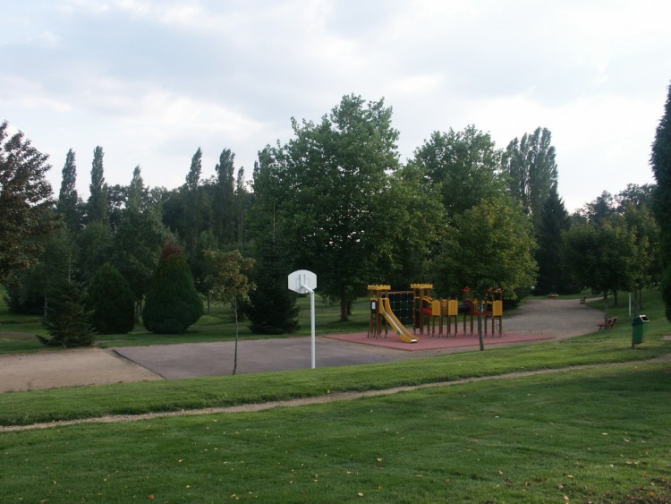 Fonds d'cran Nature Parcs - Jardins parc pour jeux d'enfant