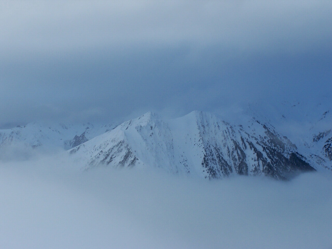 Fonds d'cran Nature Montagnes Montagne entre les nuages