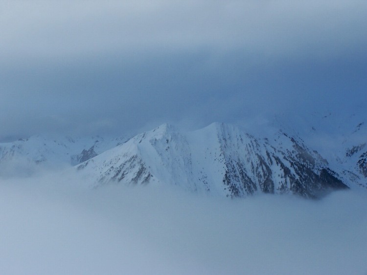 Fonds d'cran Nature Montagnes Montagne entre les nuages