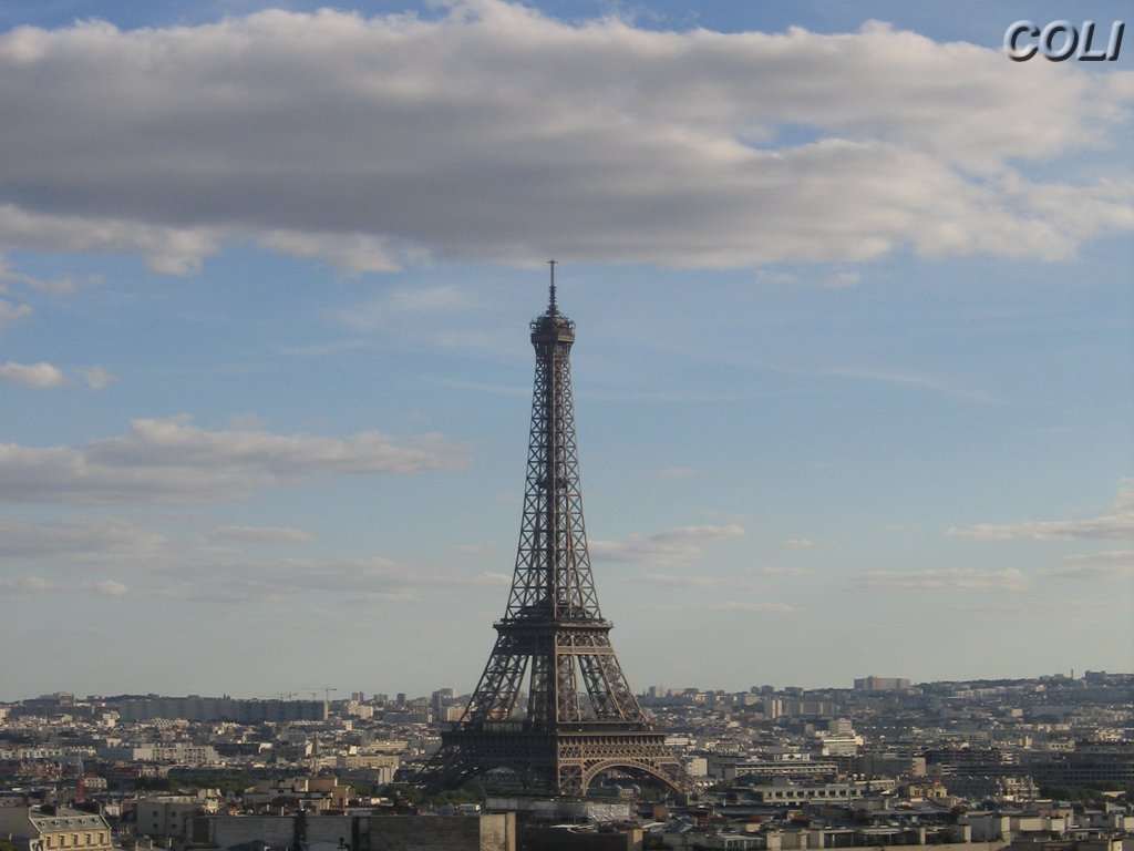 Fonds d'cran Voyages : Europe France > Ile-de-France > Paris tour effeil accroche  un nuage !