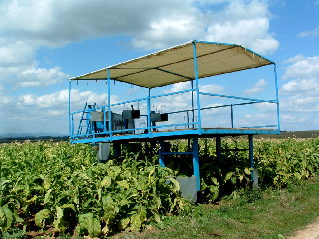 Fonds d'cran Voyages : Europe France > Alsace Machine  rcolter le tabac