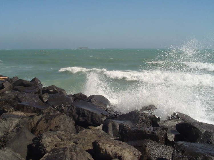 Fonds d'cran Nature Mers - Ocans - Plages vague s'crasant sur la jete