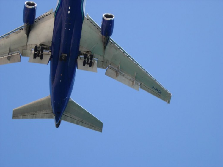 Fonds d'cran Avions Avions de ligne Un avion pris d une plage