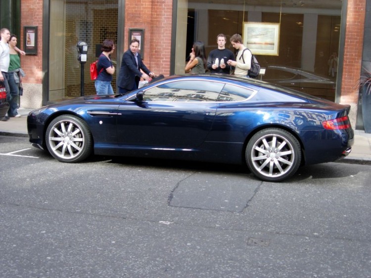 Wallpapers Cars Aston Martin DB9 dans la rue