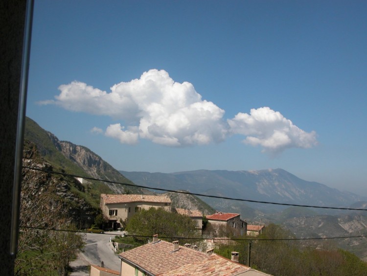 Fonds d'cran Voyages : Europe France > Provence-Alpes-Cte d'Azur Barret de Lioure au loin le Mont Ventoux