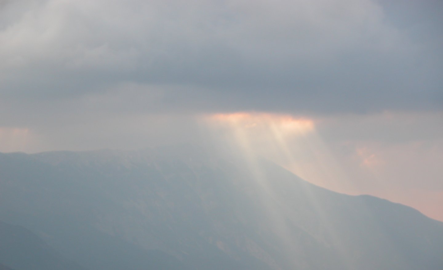 Fonds d'cran Nature Ciel - Nuages soleil au travers des nuages