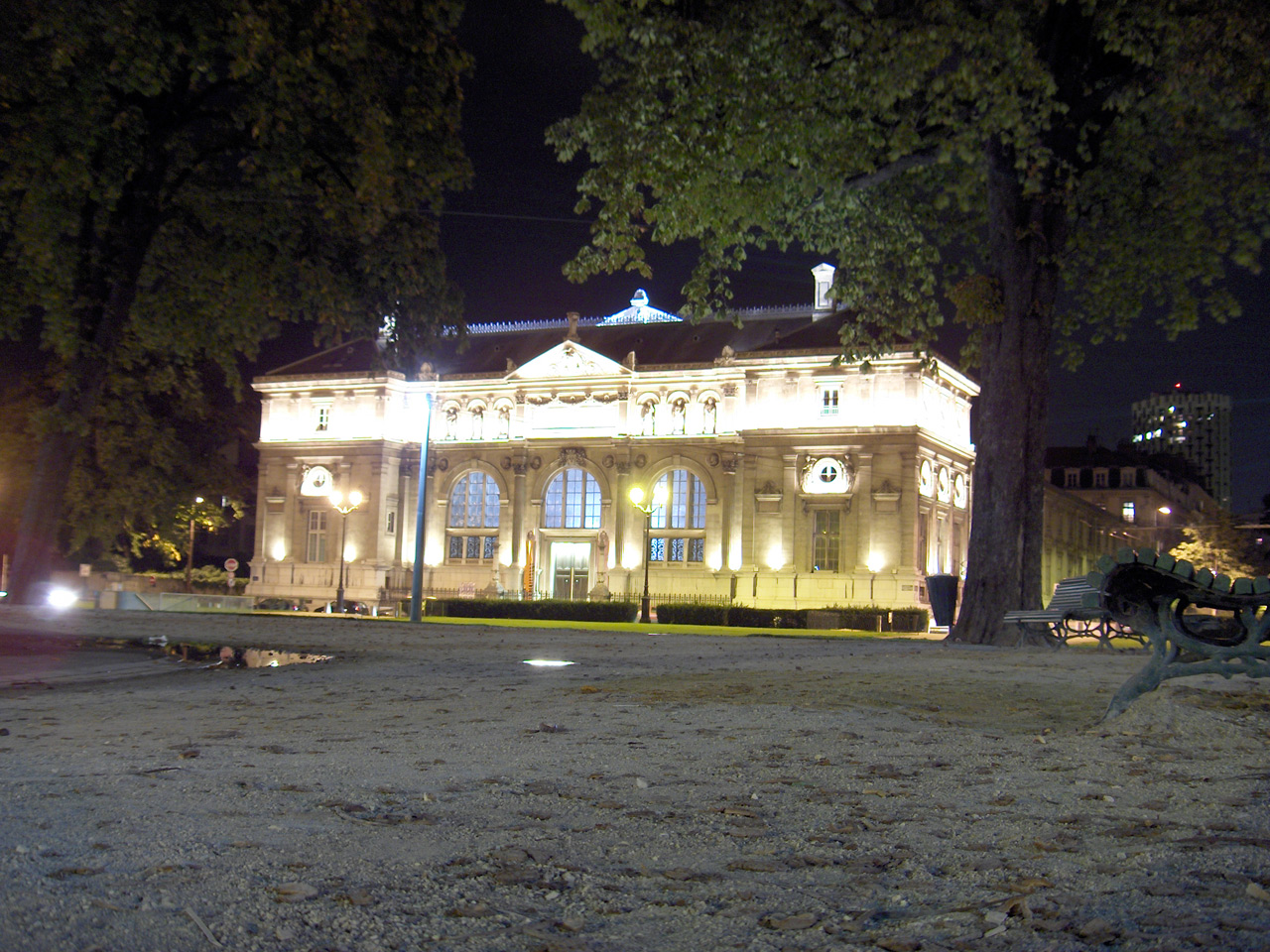 Fonds d'cran Voyages : Europe France > Rhne-Alpes Isre- ancienne bibliothque de Grenoble la nuit