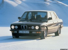 Fonds d'cran Voitures Bmw M5 (1984)