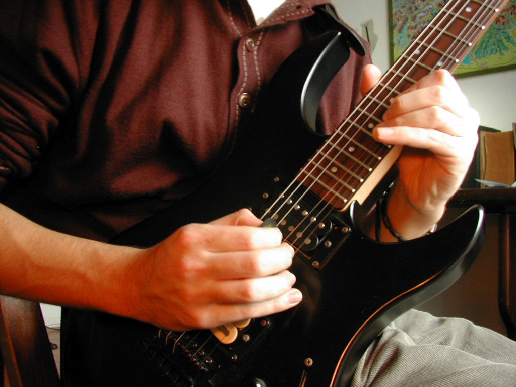 Fonds d'cran Musique Instruments - Divers Playing Guitar