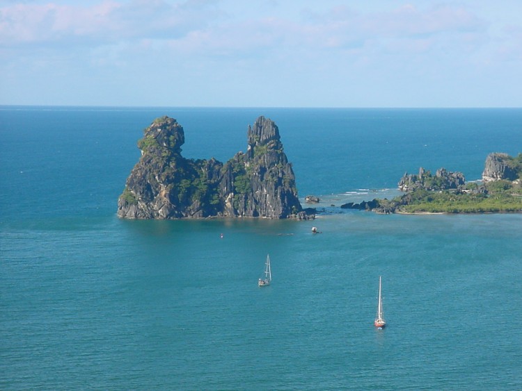 Fonds d'cran Nature Mers - Ocans - Plages La poule couveuse,  Hienghine - Nouvelle Caldonie