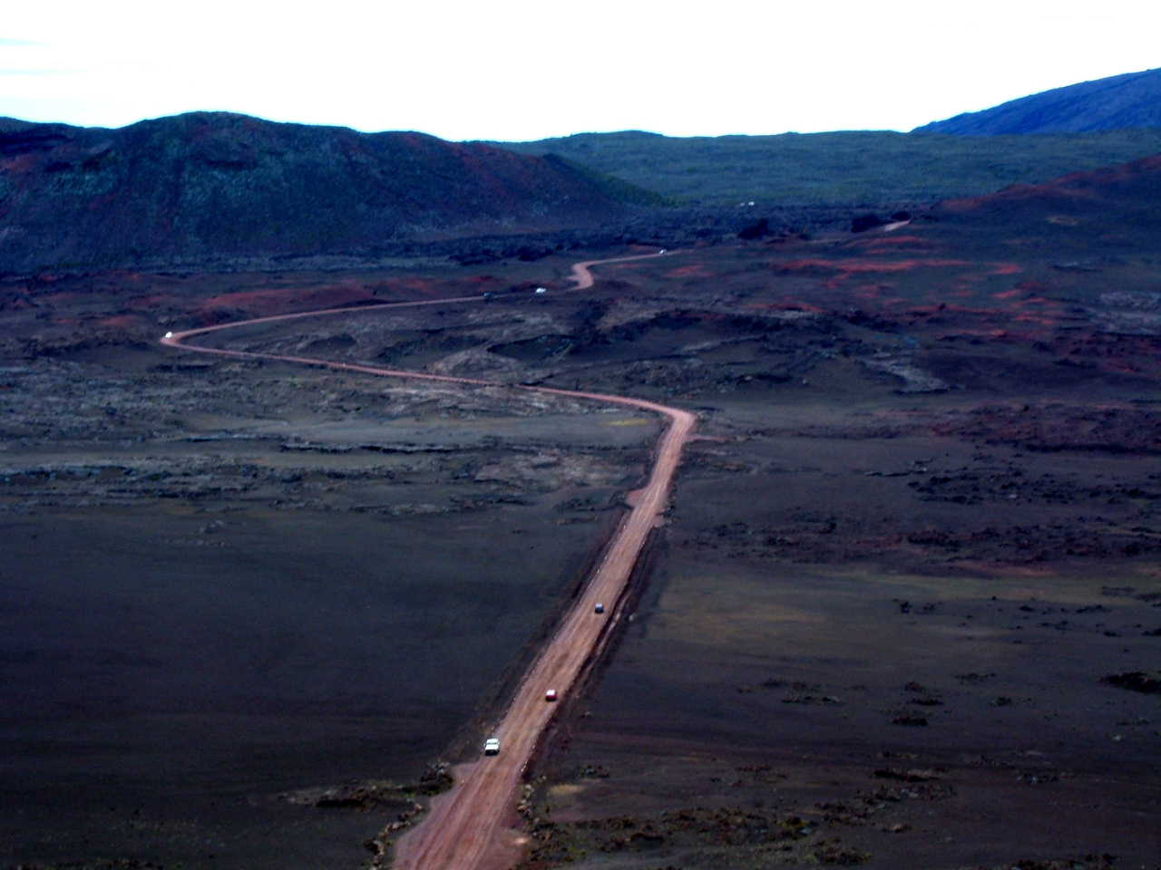 Fonds d'cran Voyages : Afrique La Runion Route traversant la plaine des sables.