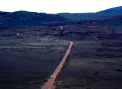 Fonds d'cran Voyages : Afrique Route traversant la plaine des sables.