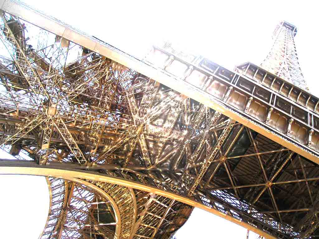 Fonds d'cran Voyages : Europe France > Ile-de-France tour eiffel vue de dessou