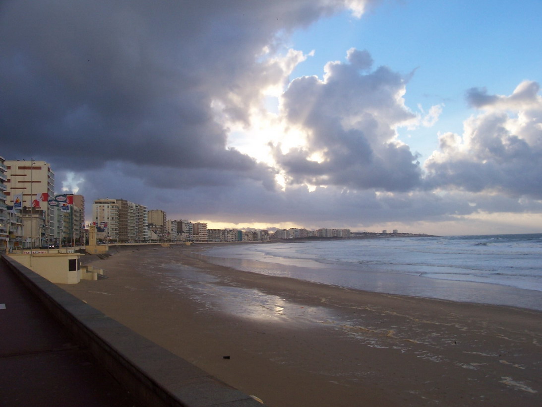 Fonds d'cran Voyages : Europe France > Pays de Loire Vende- Les sables d\'olonne - Le remblai