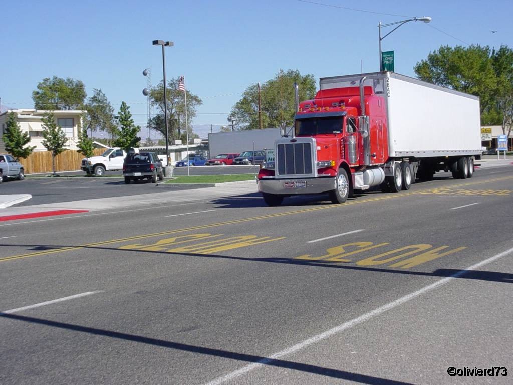 Fonds d'cran Transports divers Camions Un truck sur la highway 395