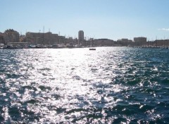 Fonds d'cran Voyages : Europe Marseille- Plongeon dans le vieux port