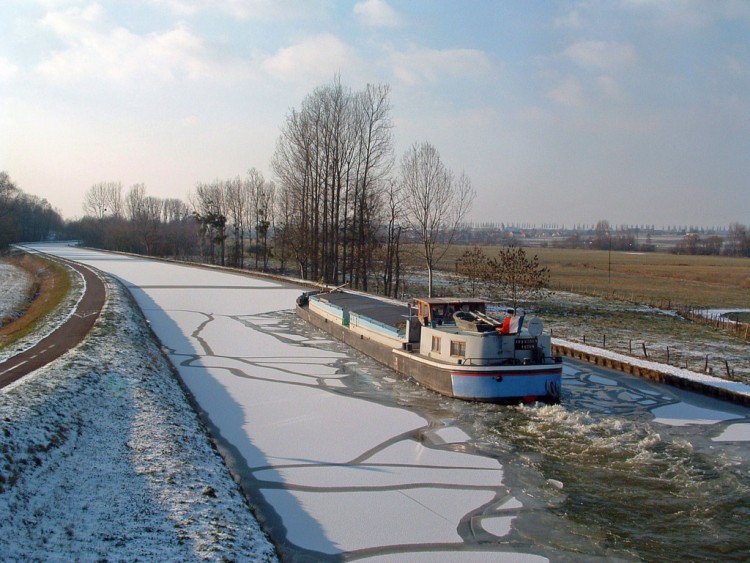 Fonds d'cran Voyages : Europe France > Alsace Pniche se frayant un passage sur le canal gel...