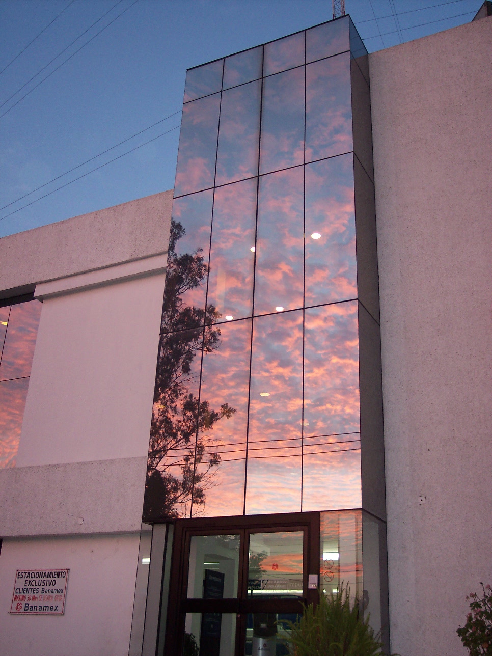 Fonds d'cran Constructions et architecture Monde moderne Lever de soleil sur la Banamex :o)