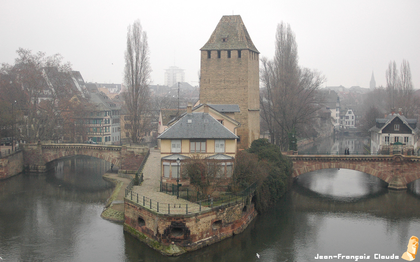 Fonds d'cran Voyages : Europe France > Alsace Strasbourg- Sur le toit de la Petite France.