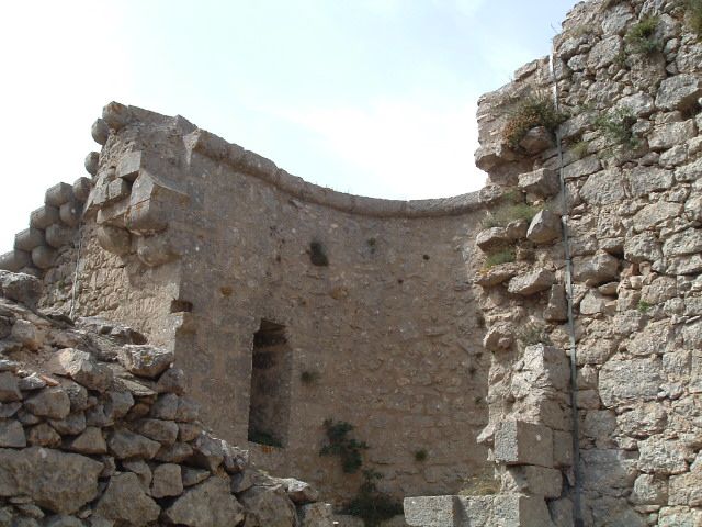 Fonds d'cran Constructions et architecture Chteaux - Palais chapelle et rservoir d'eau du chateau de peyrepertuse