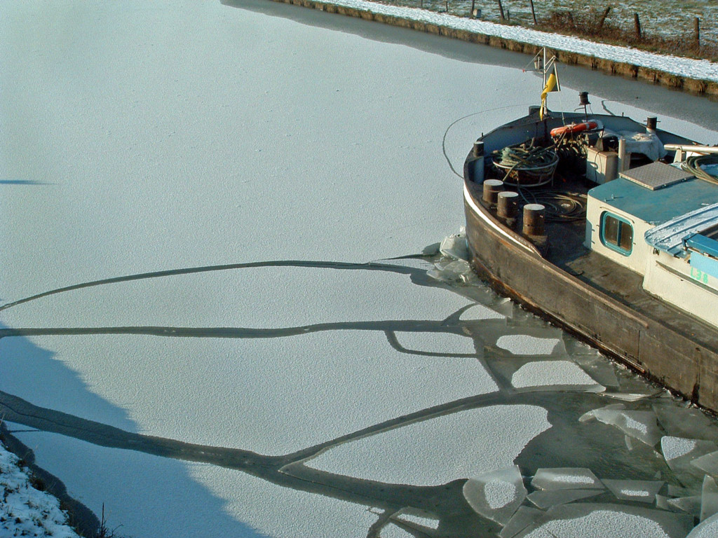 Fonds d'cran Bateaux Pniches Pniche brisant la glace...