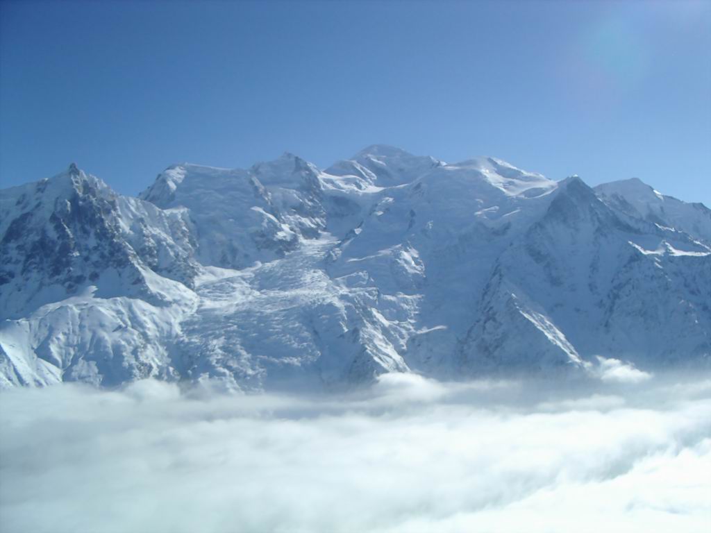 Fonds d'cran Nature Montagnes le mont blanc sur les nuages