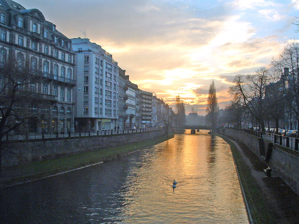 Fonds d'cran Voyages : Europe France > Alsace Soleil couchant sur Strasbourg...