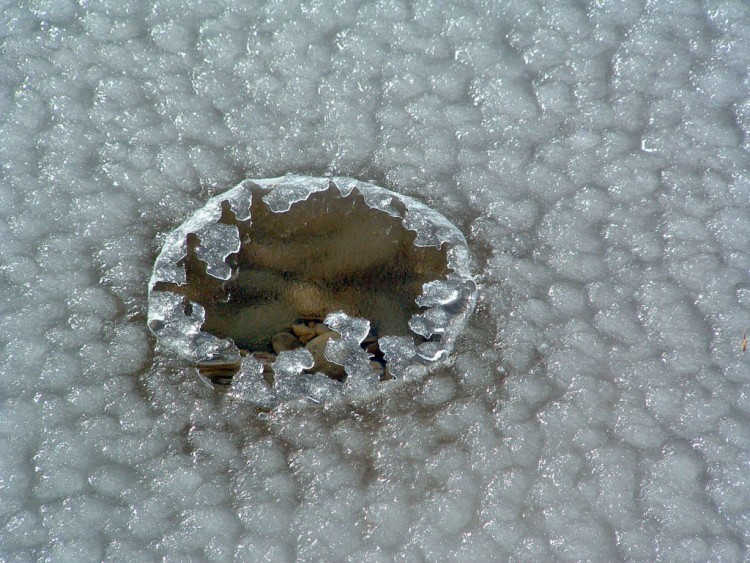 Fonds d'cran Nature Saisons - Hiver Troue dans la glace...