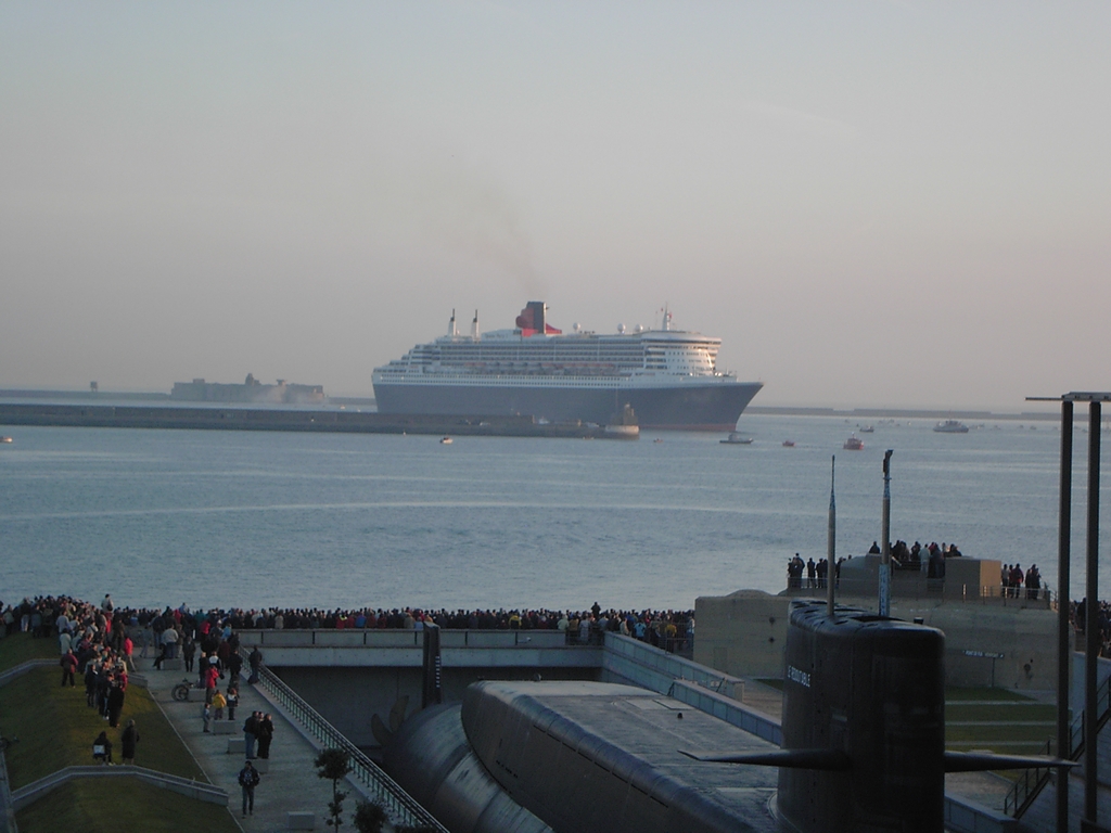 Fonds d'cran Bateaux Paquebots Entre du Queen dans Cherbourg