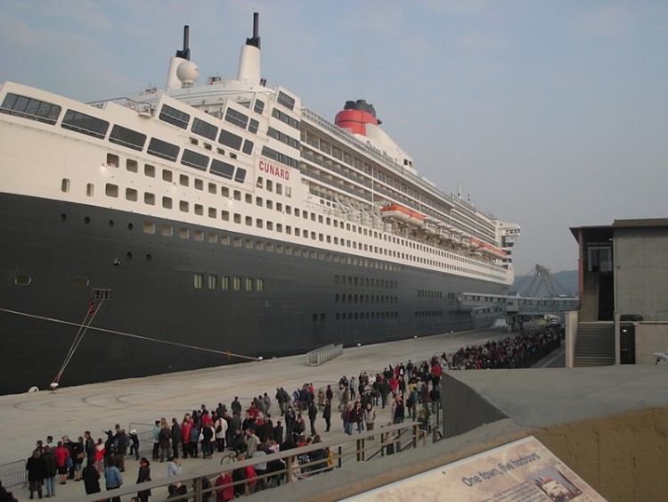 Fonds d'cran Bateaux Paquebots Le Queen Mary 2  Cherbourg