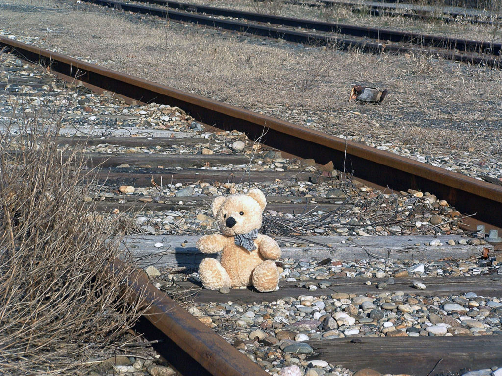 Fonds d'cran Objets Peluches Petit Ours sur les rails....