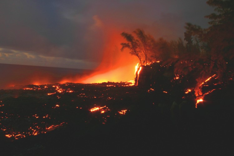 Fonds d'cran Nature Montagnes Piton de la Fournaise aout 2004