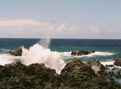 Fonds d'cran Nature vague contre les rochers