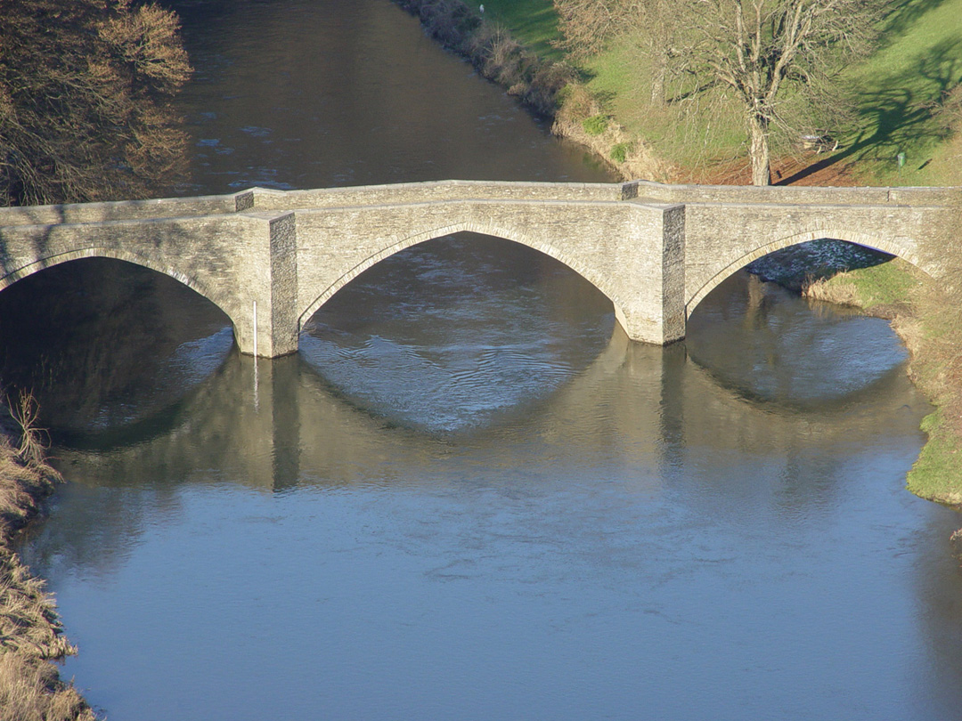 Fonds d'cran Constructions et architecture Ponts - Aqueducs Merveilleux pont vu du chteau de Bouillon